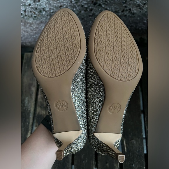 NWOT Michael Kors gold/silver textured round toe pumps, size 6 - Picture 4 of 5